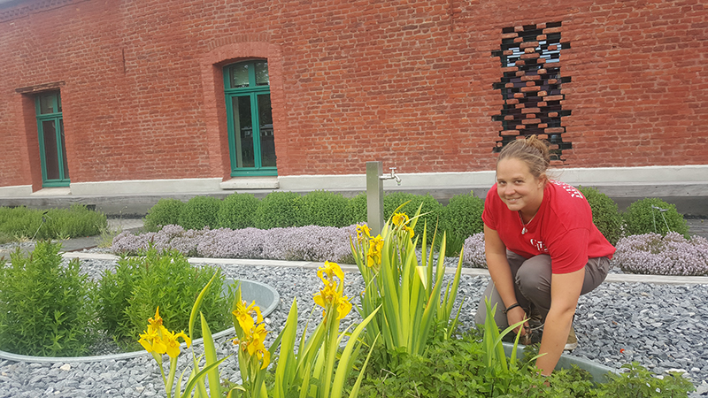 Coralie dans les jardins