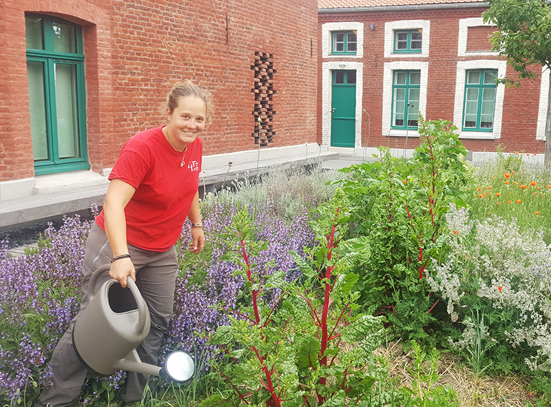 Coralie dans les jardins