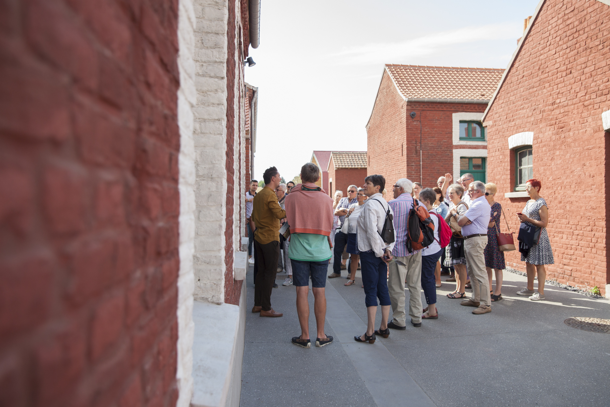 public en visite à la cité des électriciens